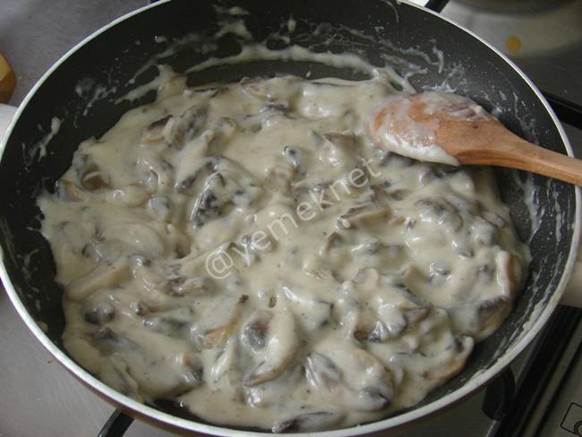 Beşamel Soslu Mantarlı Börek - Yapılışı (5/16) 